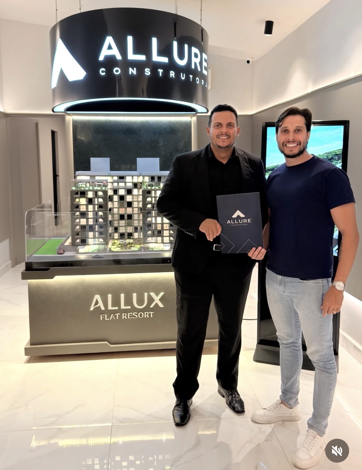 Daniel Queiroz com clientes em empreendimento imobiliário