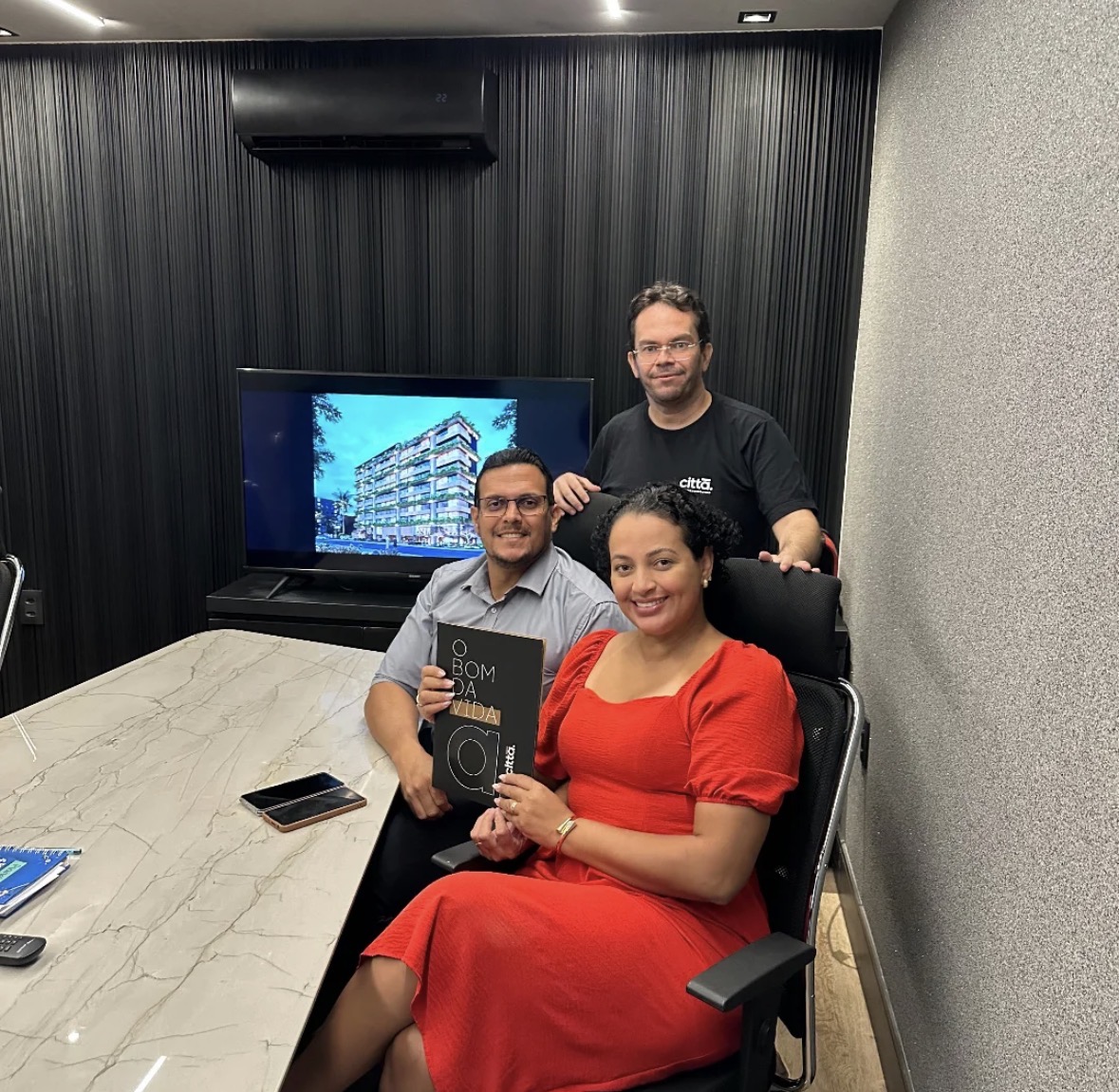 Daniel Queiroz em atendimento e relacionamento profissional com clientes e parceiros do mercado imobiliário